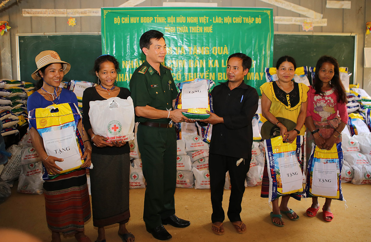 Bộ đội Biên phòng Thừa Thiên Huế chúc Tết nhân dân và lực lượng vũ trang 2 tỉnh Sê Kông, Salavan