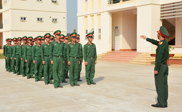Chiến sĩ mới Lữ đoàn 144 luyện tập đội ngũ.