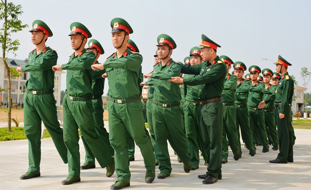 Cán bộ theo sát làm mẫu, sửa tập.