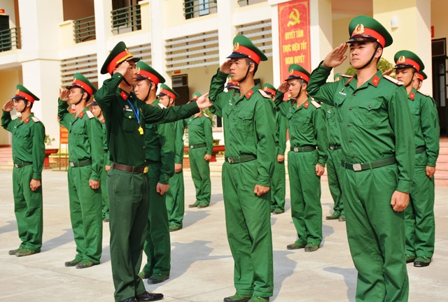 Uốn nắn từng động tác của chiến sĩ.