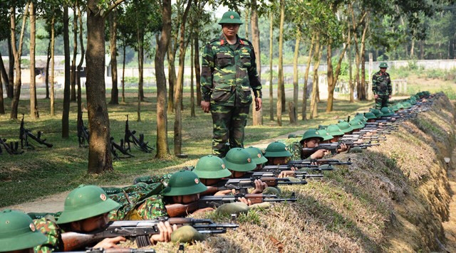 Chiến sĩ mới luyện tập các tư thế, động tác bắn: đứng, quỳ, nằm.