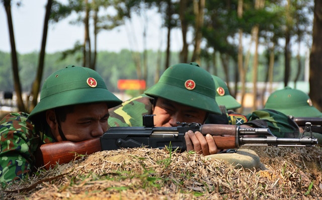 Kiểm tra đường ngắm của từng chiến sĩ.