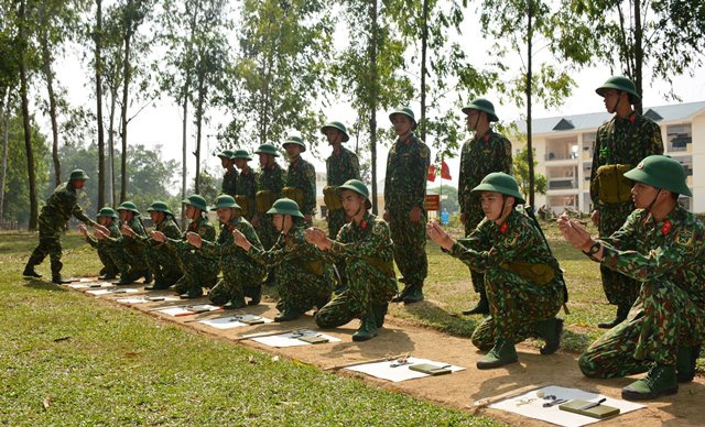 Bộ đội luyện tập kỹ thuật tra lắp bộ đồ dùng gây nổ thường.