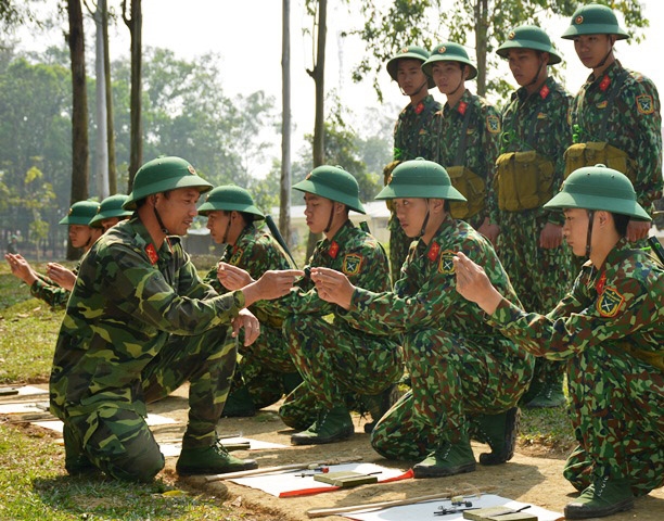 Cán bộ hướng dẫn tỉ mỉ từng cử động