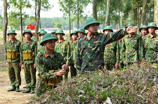 Đánh thuốc nổ là kỹ thuật khó càng được cán bộ hướng dẫn, chỉ bảo tận tình.