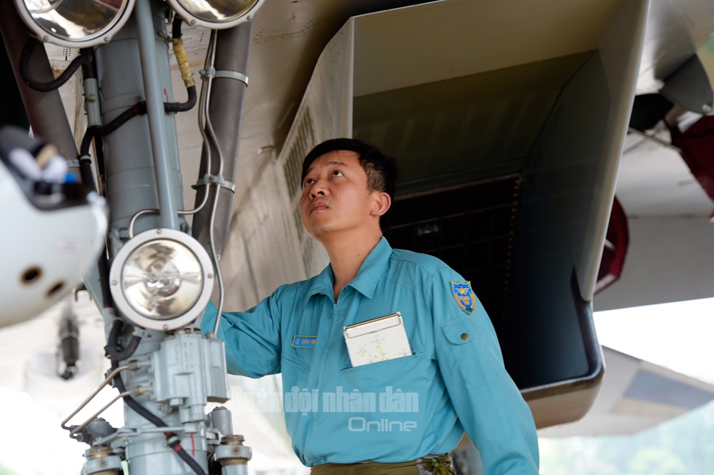 Phi công kiểm tra vòng kín, trước khi tiếp thu máy bay để thực hành bay huấn luyện.