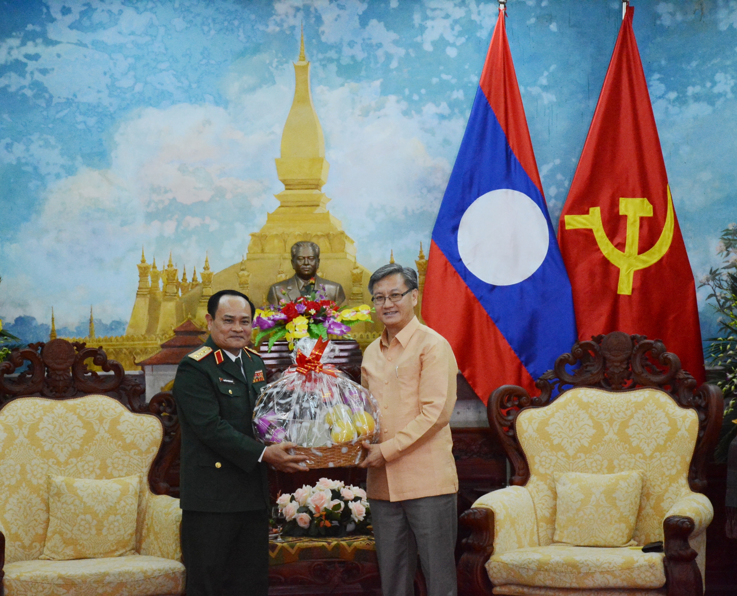 Đoàn đại biểu Bộ Quốc phòng chúc Tết cổ truyền Bunpimay của  Lào