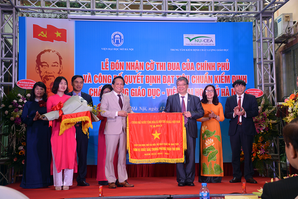 Viện Đại học Mở Hà Nội đón nhận Cờ thi đua của Thủ tướng Chính phủ

