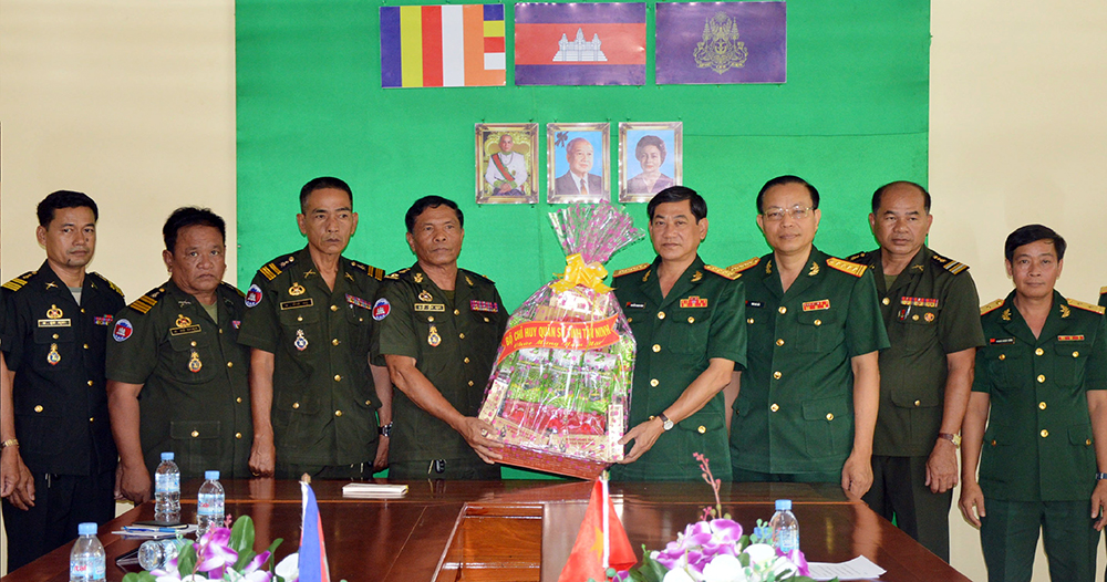 Thăm chúc Tết cổ truyền các LLVT tỉnh Tboung Khơmun, Vương quốc Campuchia