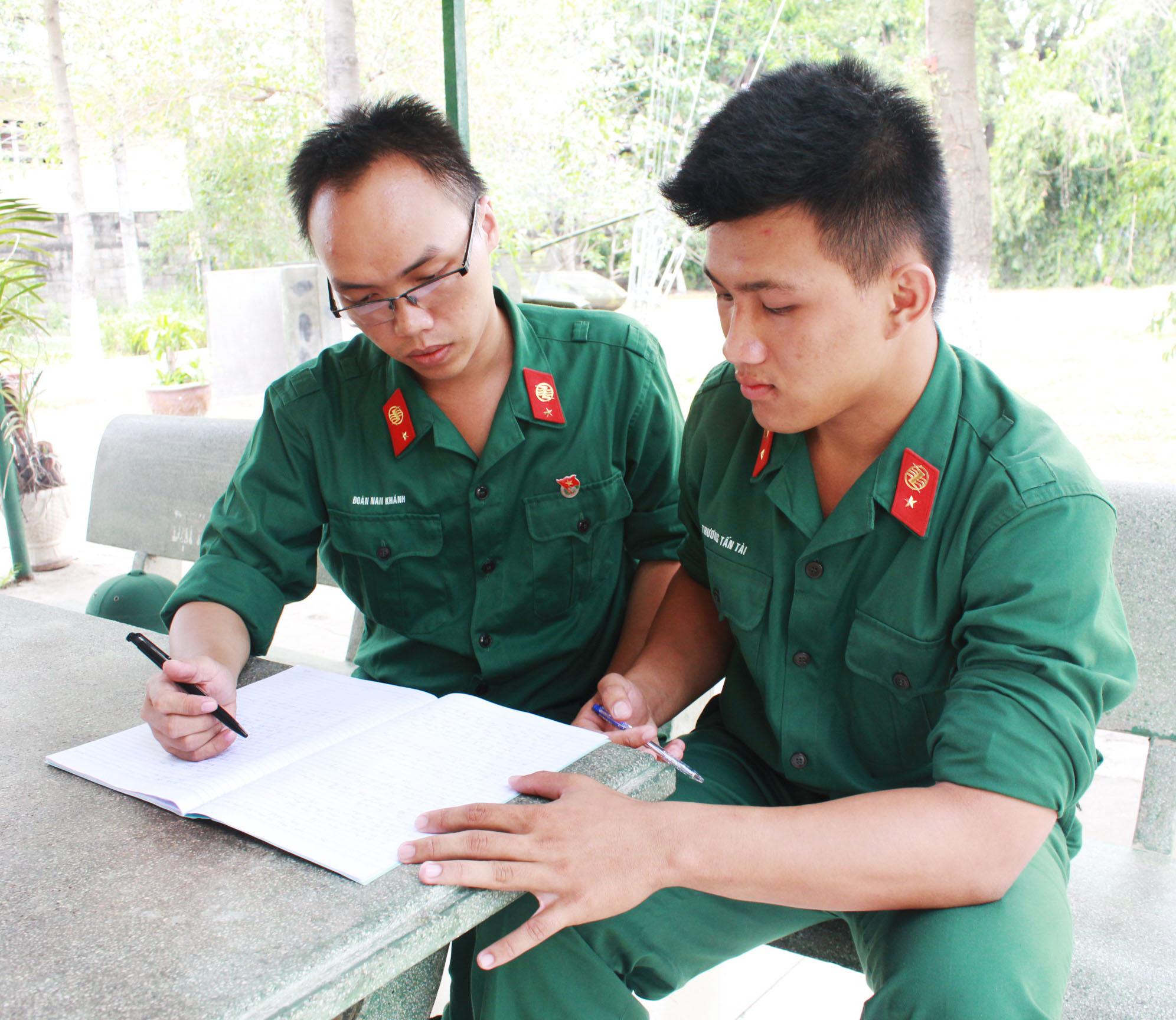 Thạc sĩ tình nguyện làm chiến sĩ