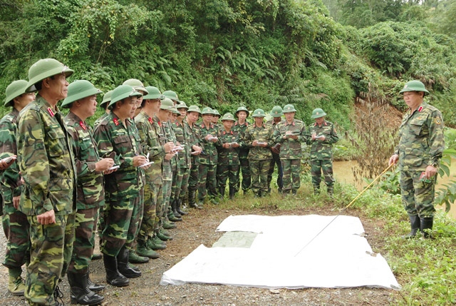 Chỉ huy nhà trường phổ biến phương án diễn tập cho cán bộ, đạo diễn.