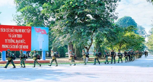 Học viên thực hành di chuyển ra khỏi doanh trại.