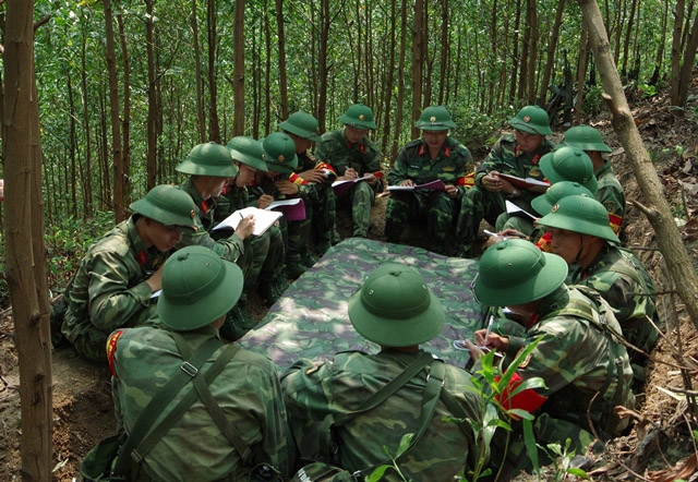 Hội ý chỉ huy trong khu trú quân bí mật.