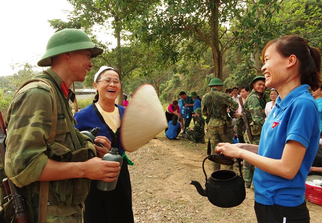 Nhân dân đón, mời nước học viên hoàn thành diễn tập trở về.