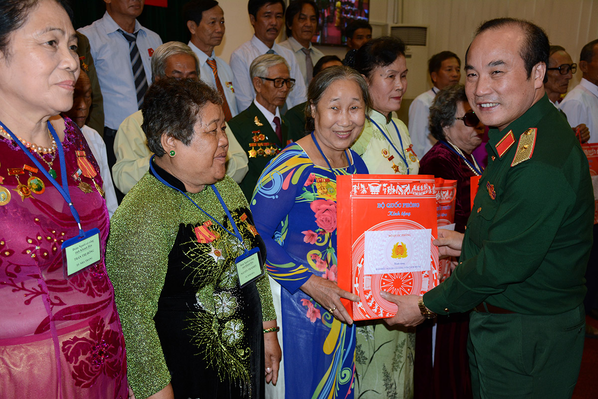 Bộ Quốc phòng gặp mặt đoàn đại biểu người có công tỉnh Khánh Hòa