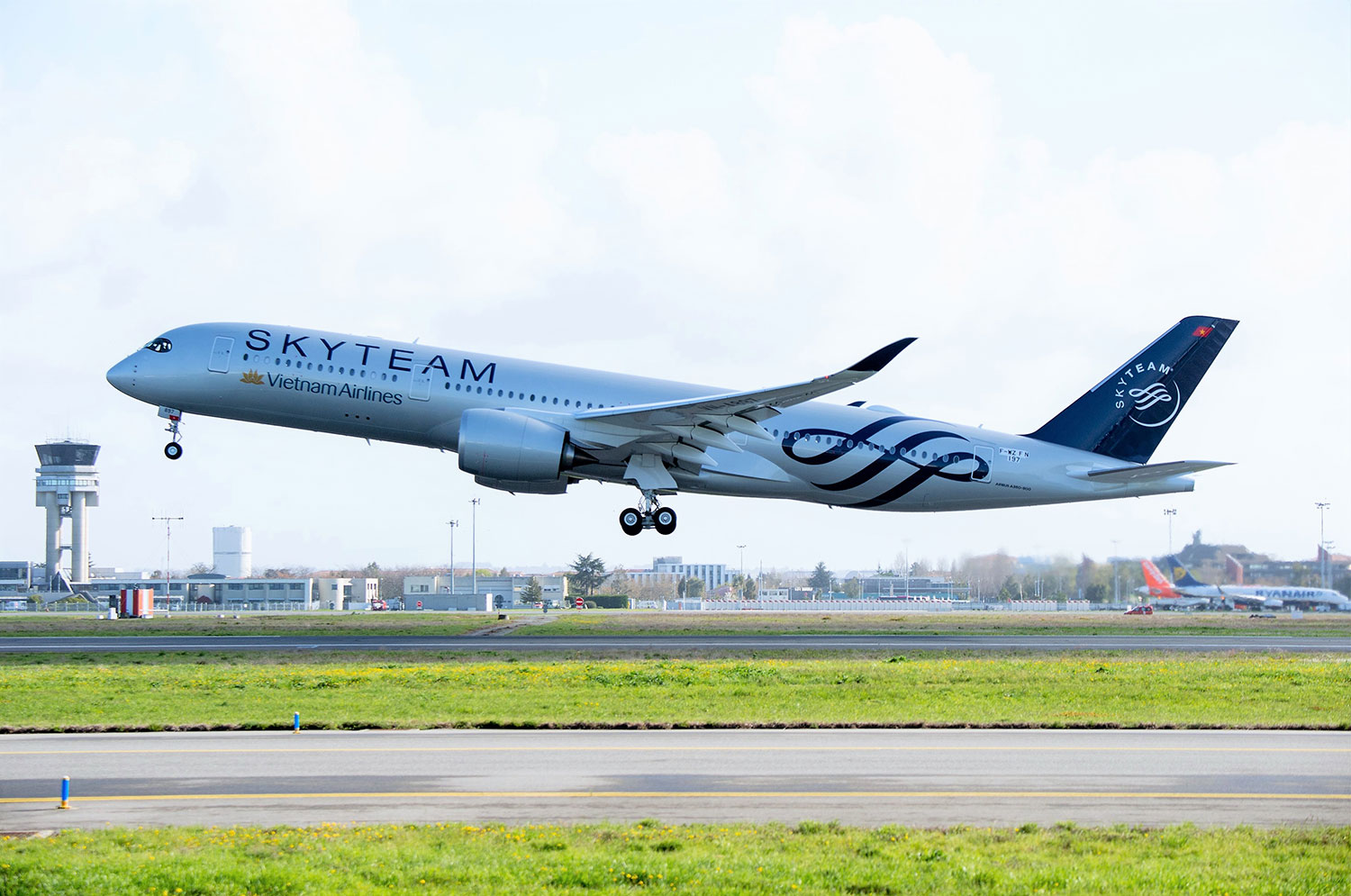 Vietnam Airlines đón máy bay A350 thứ 12 mang dấu ấn SkyTeam