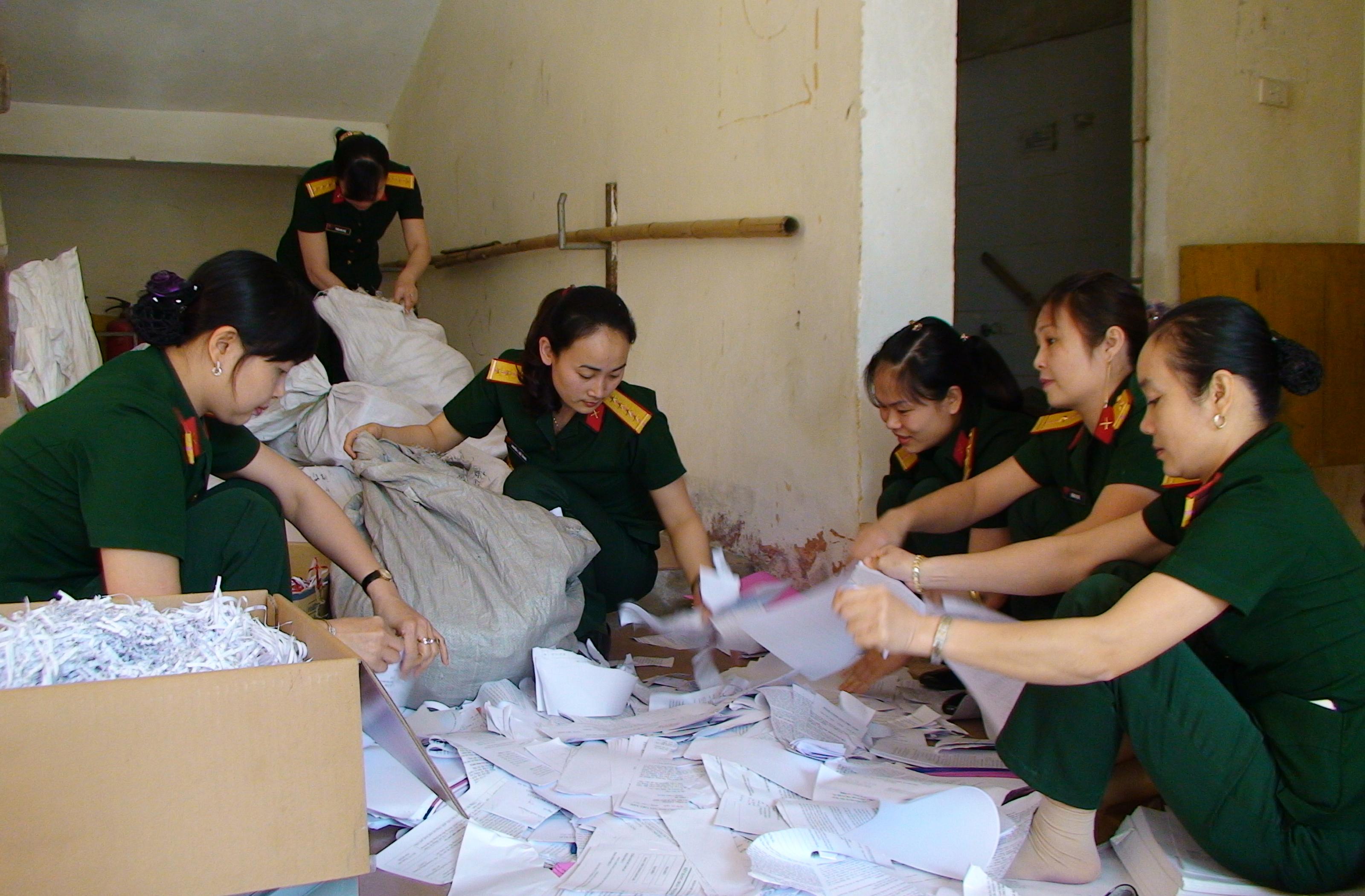 Giúp nhau cùng vượt khó

