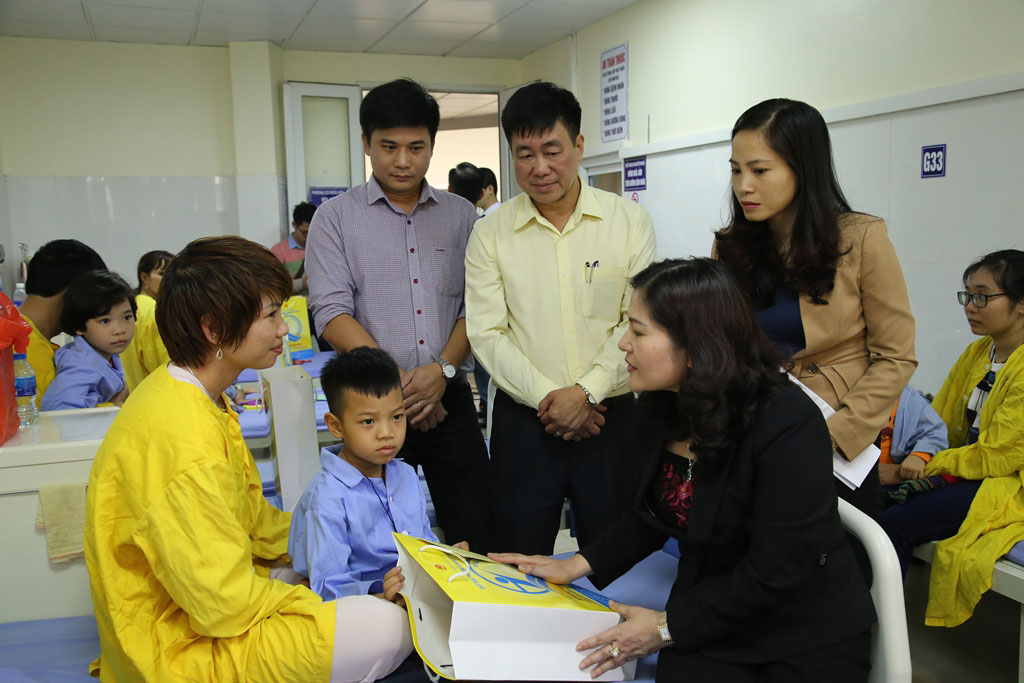 Thăm và tặng quà trẻ em đang điều trị, phẫu thuật tại Bệnh viện Răng Hàm Mặt trung ương