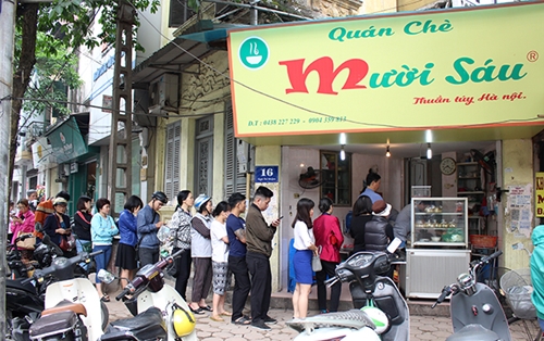 Người dân Hà Nội xếp hàng mua bánh ngày Tết hàn thực