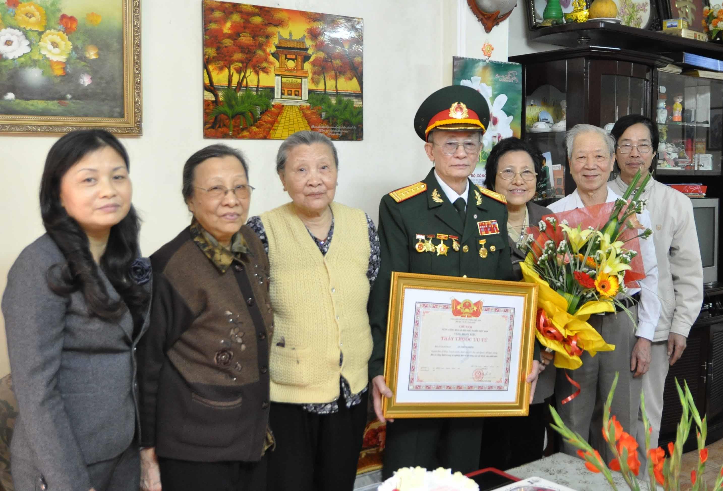 Thầy thuốc quân y nơi đạn bom chiến trường                                