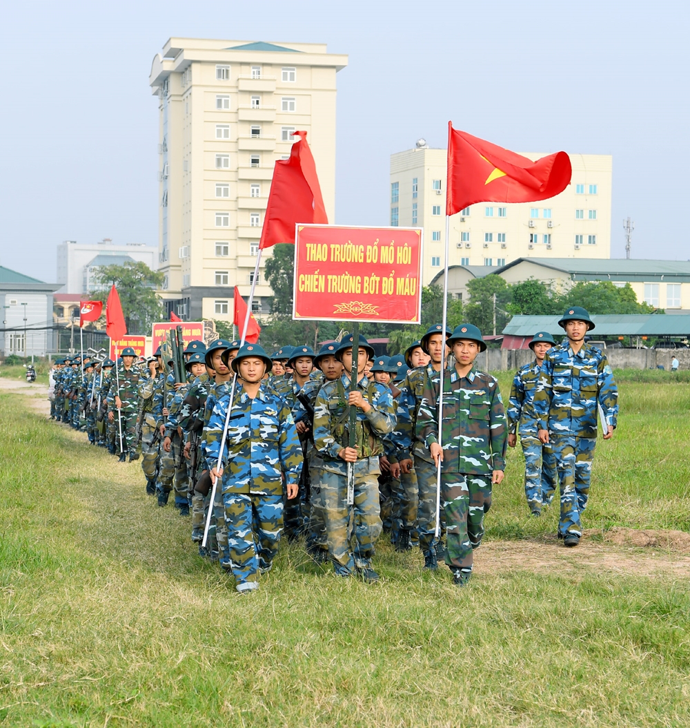 Hành quân từ thao trường về đơn vị sau một ngày hăng say huấn luyện.