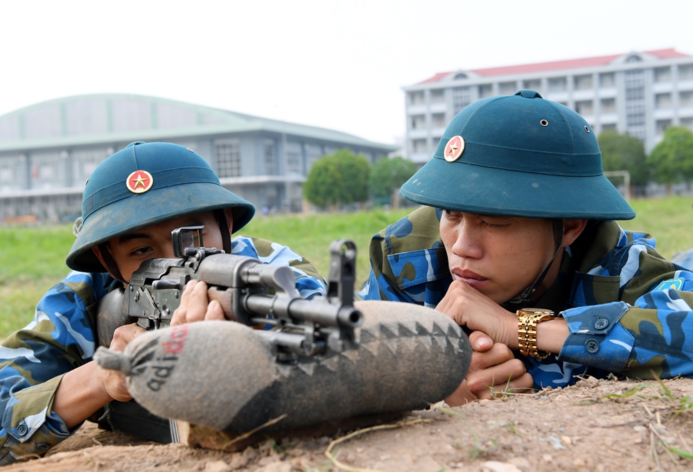 Cán bộ kiểm tra, hiệu chỉnh đường ngắm súng AK cho chiến sĩ mới.