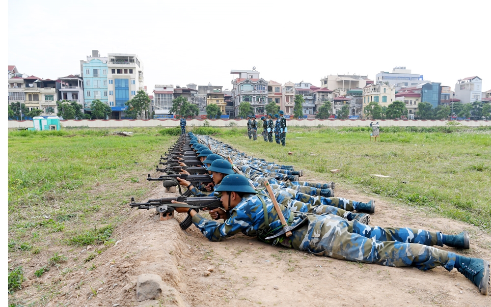 Một buổi huấn luyện xạ kích cho chiến sĩ mới của Đoàn Sóng Điện.