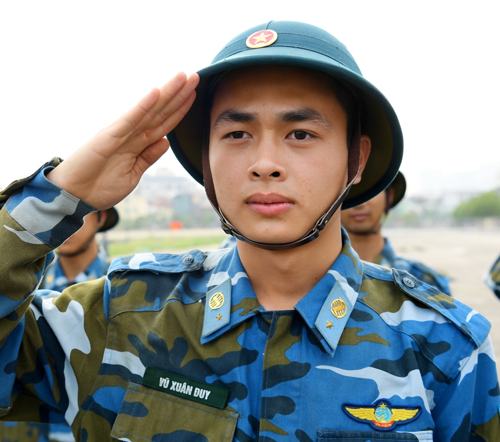 Sau một thời gian huấn luyện, các chiến sĩ trẻ dần thuần thục động tác đội ngũ cá nhân.