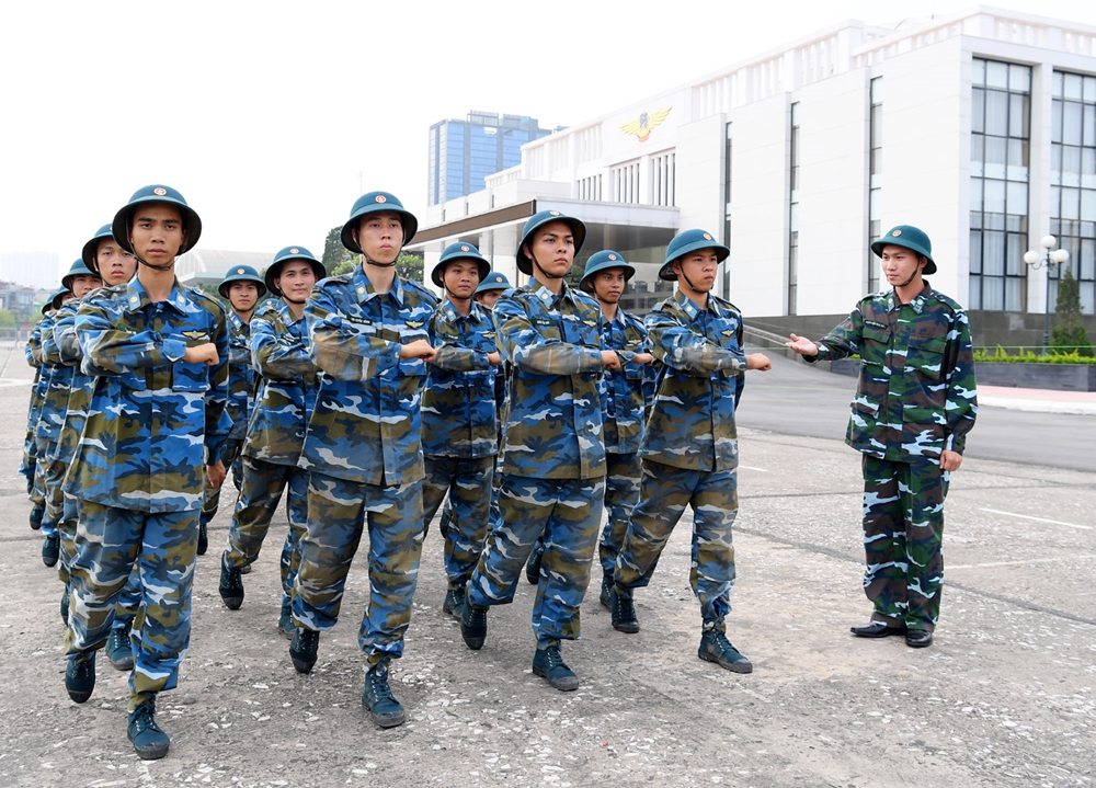 Chiến sĩ mới Đoàn Sóng Điện huấn luyện điều lệnh đội ngũ.