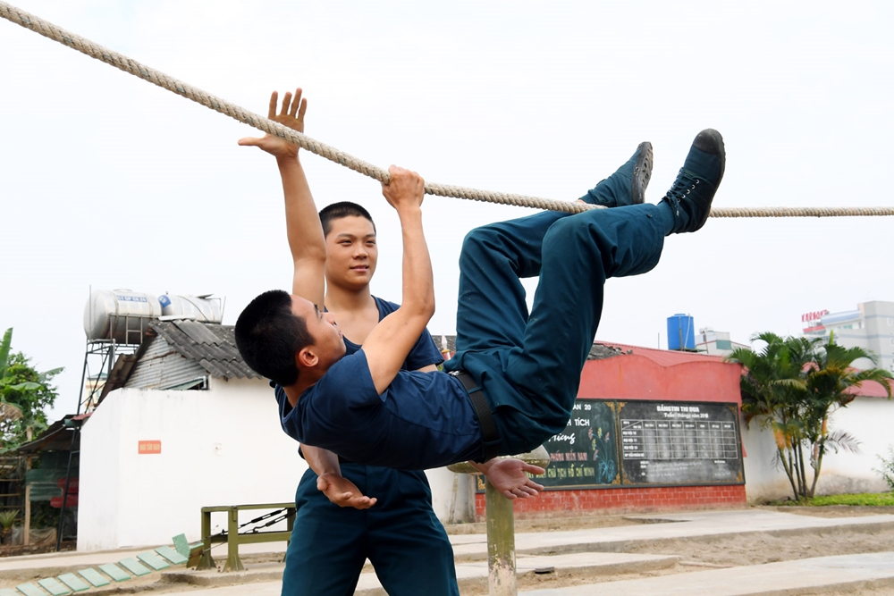 Sức khỏe của chiến sĩ mới ngày càng được nâng cao, qua những bài huấn luyện thể lực. Hoạt động này cũng giúp chiến sĩ mới có sức khỏe bền bỉ, dẻo dai trong thực hiện các nhiệm vụ được giao.