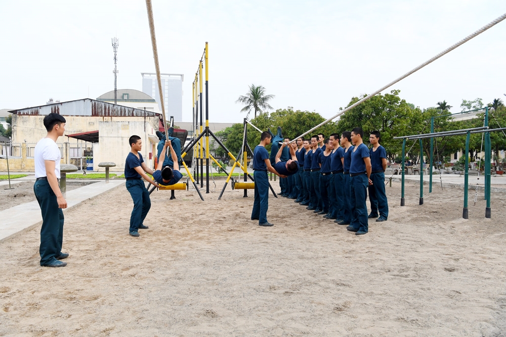 Việc duy trì huấn luyện thể lực buổi chiều cho chiến sĩ mới cũng được Lữ đoàn thông tin 26 quan tâm tổ chức.