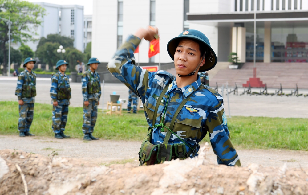 Để thực hành 3 tiếng nổ an toàn, chất lượng, đạt kết quả cao, đơn vị tập trung huấn luyện bộ đội nắm chắc và thực hiện chuẩn xác các động tác cơ bản. Trong ảnh: Chiến sĩ mới huấn luyện ném lựu đạn.