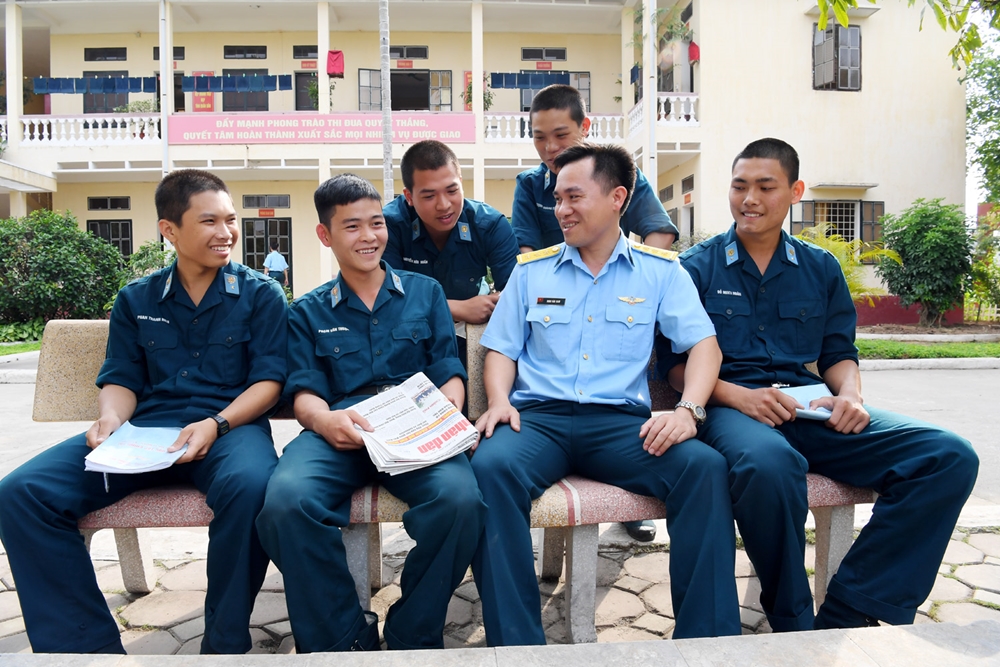 Để nhanh chóng ổn định tâm lý, tư tưởng của bộ đội, cán bộ các cấp trong đơn vị luôn sâu sát nắm bắt tâm tư, động viên kịp thời, giúp bộ đội dần gắn bó với đơn vị. Trong ảnh: Thượng úy Đinh Văn Nam, Chính trị viên Đại đội 15 (Tiểu đoàn 20) trò chuyện cùng chiến sĩ mới.