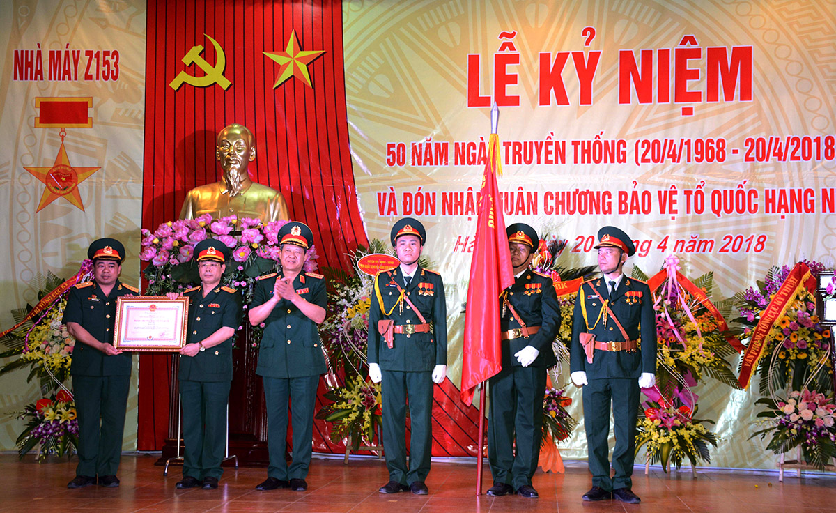 Nhà máy Z153 đón nhận Huân chương Bảo vệ Tổ quốc hạng Nhì