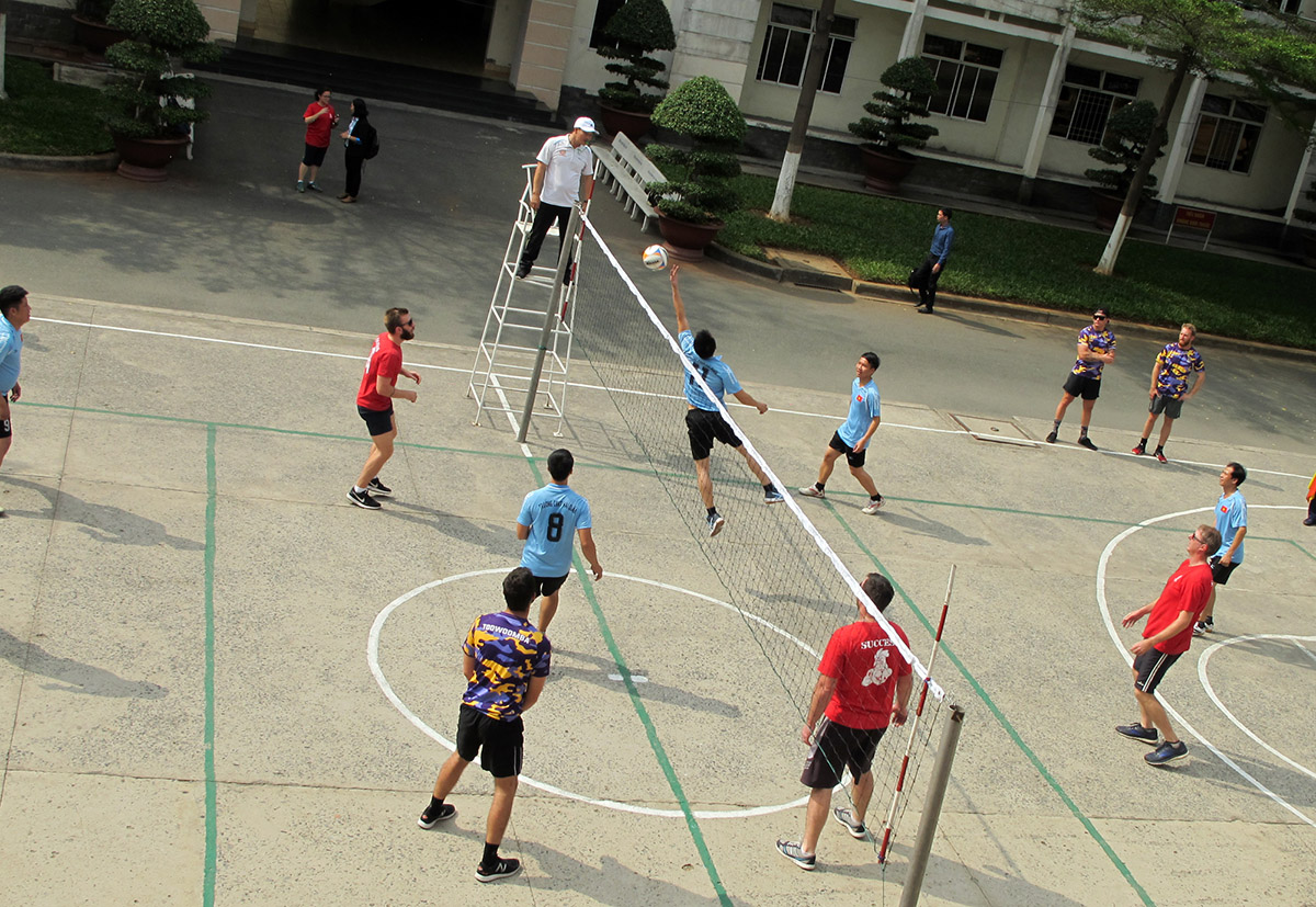 Thủy thủ Australia giao lưu thể thao với học viên Hải quân Việt Nam