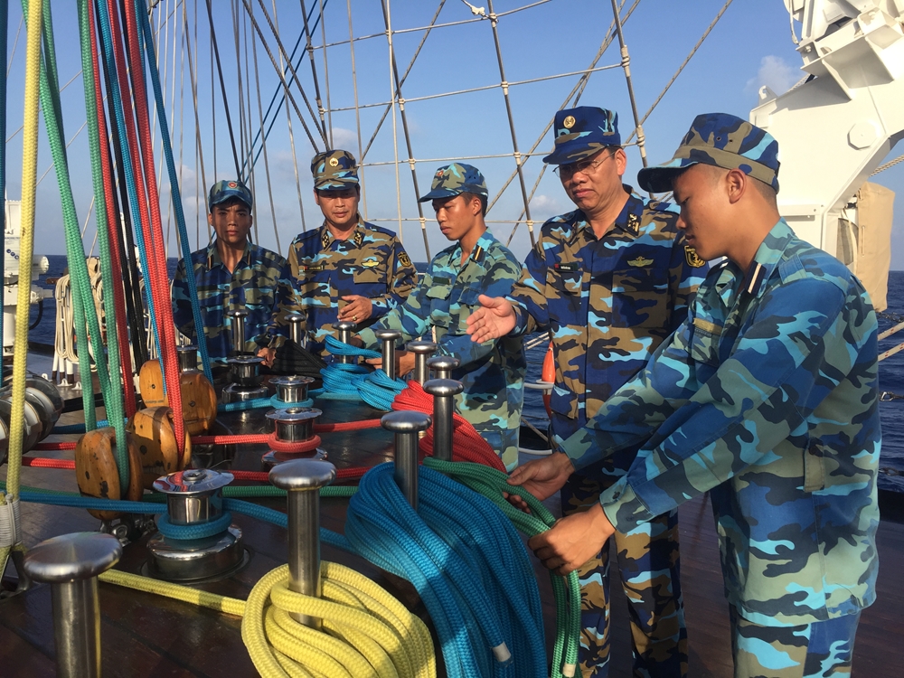 Cán bộ, giảng viên Học viện Hải quân hướng dẫn các học viên thực hiện các kỹ thuật thao tác dây buồm.