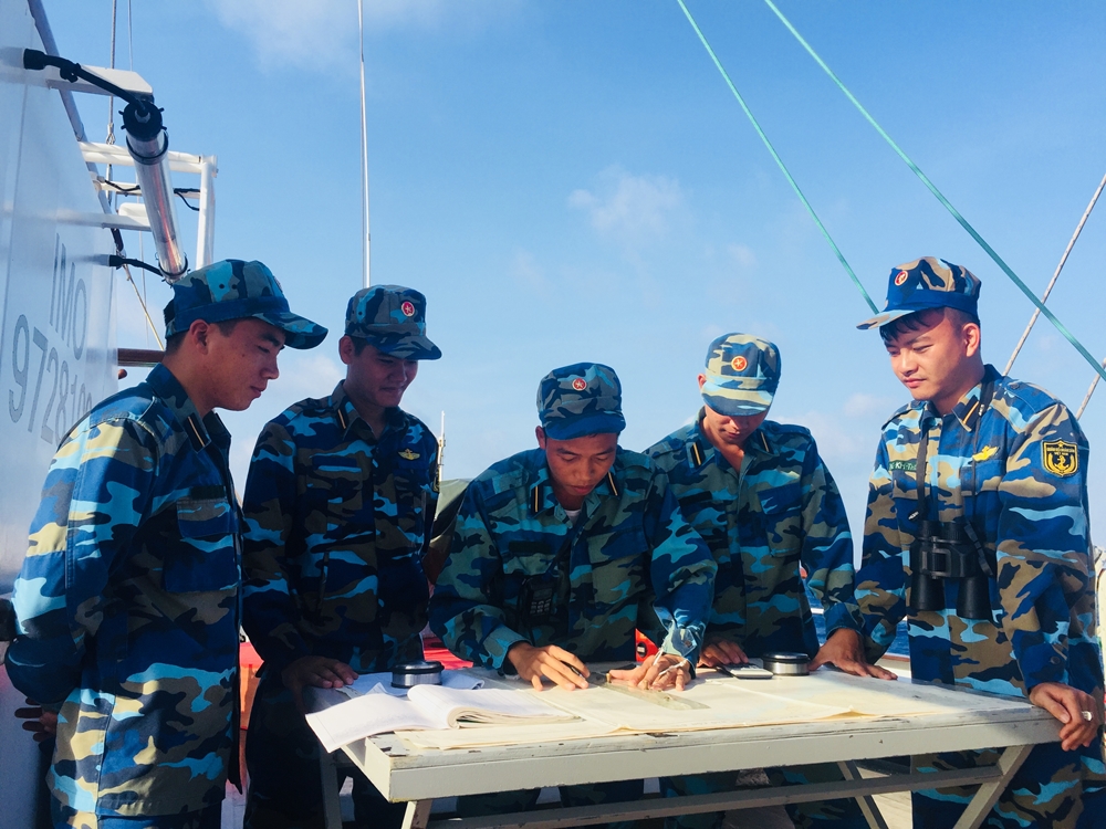 Các học viên thực hành xác định vị trí tàu trên hải đồ trong điều kiện ban ngày và ban đêm.