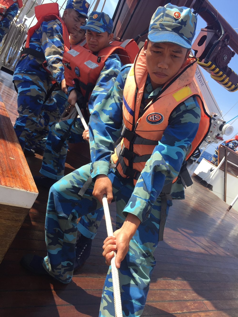 Học viên khóa 58 thực hành căng và thu buồm.