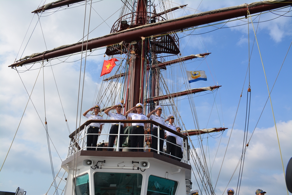 Cán bộ, giảng viên, học viên Học viện Hải quân chào cảng trước khi xuất phát.