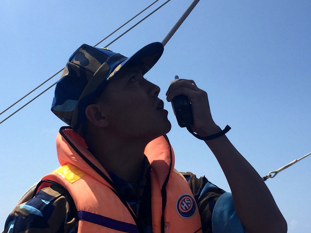 Chỉ huy tàu 286 phát lệnh chuẩn bị căng buồm.