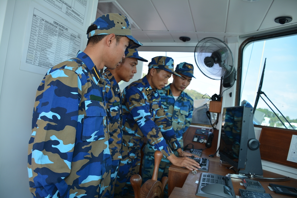 Hướng dẫn các học viên thao tác, sử dụng vũ khí trang bị trong đài chỉ huy.