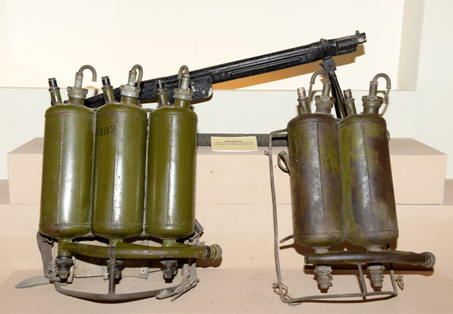 Bộ đội Hóa học tiêu diệt địch bằng súng phun lửa