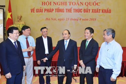 Thủ tướng Nguyễn Xuân Phúc: Các bộ, ngành phải tăng cường biện pháp tháo gỡ rào cản, tạo điều kiện cho hàng hóa xuất khẩu