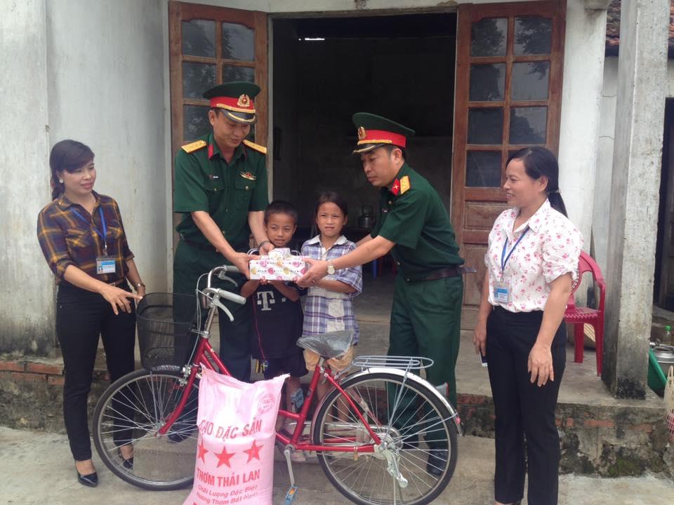 Gắn bó, tận tình giúp dân

