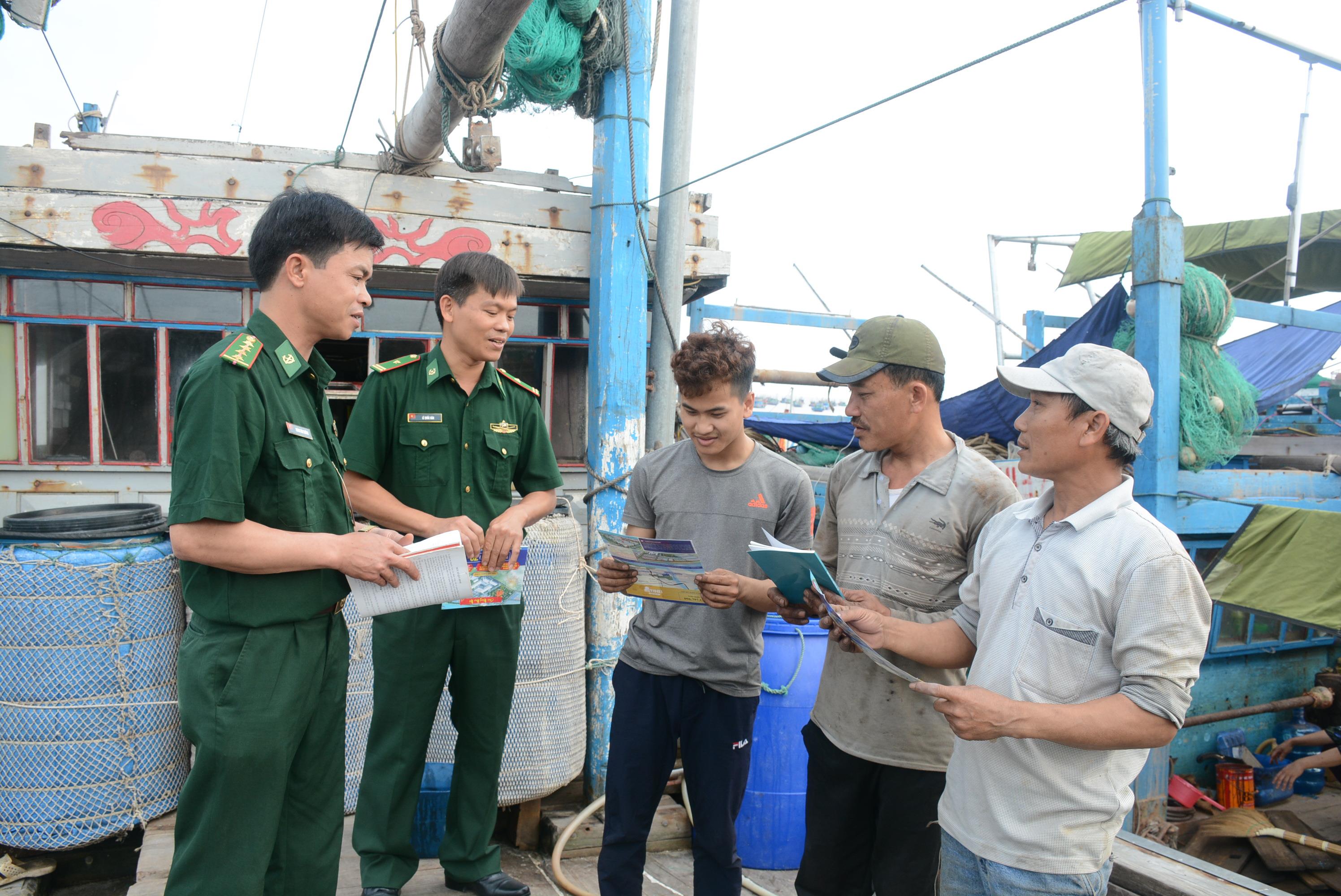 Giúp ngư dân vươn khơi, bám biển