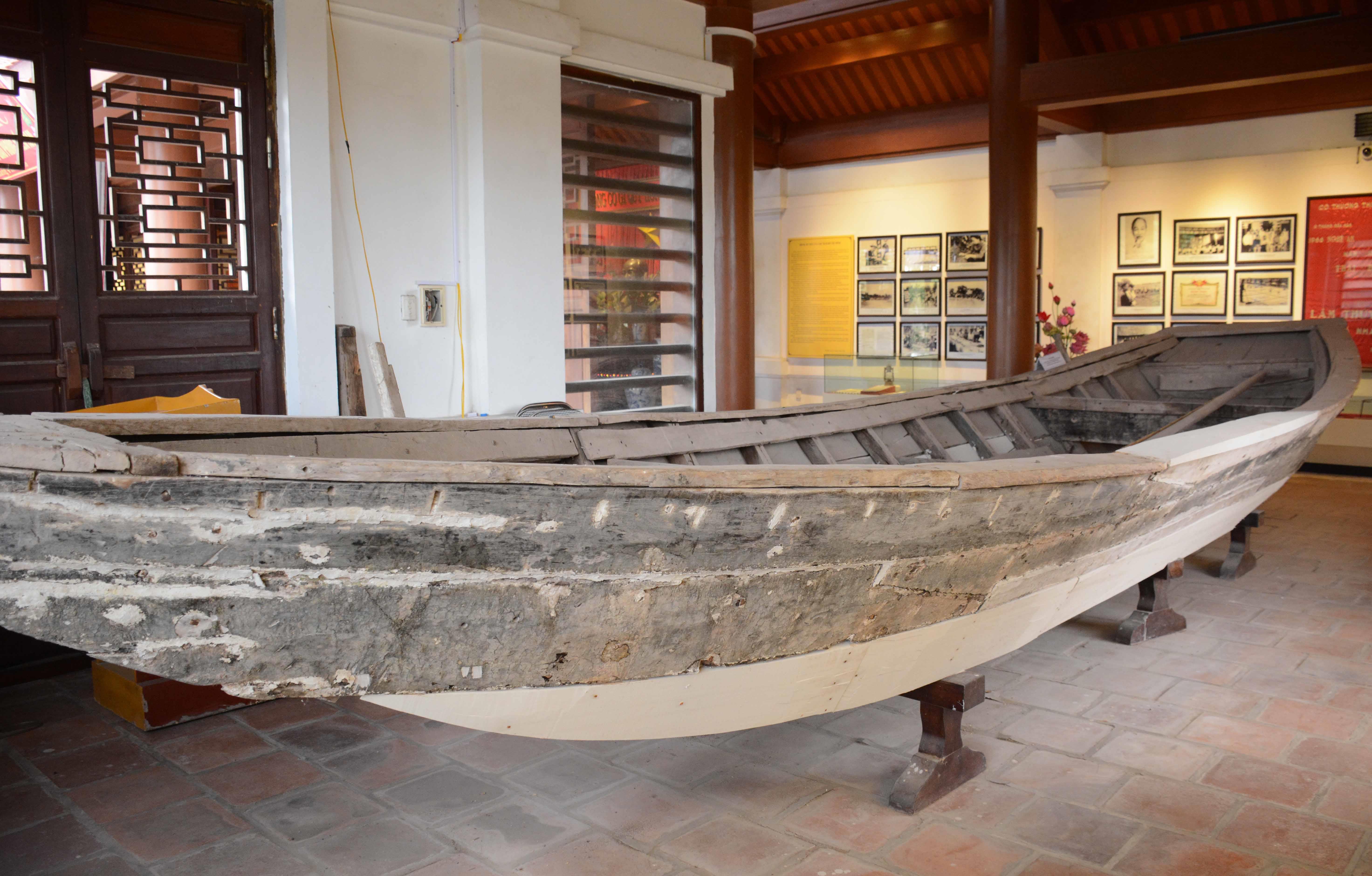 Chiếc thuyền đưa Bác sang sông

