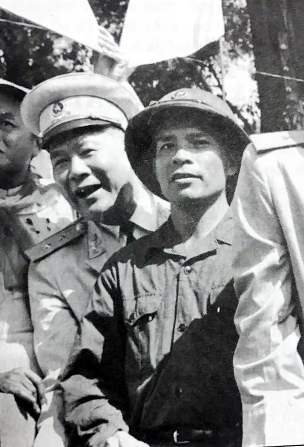 Người chỉ huy “cắm cờ dưới thấp”…