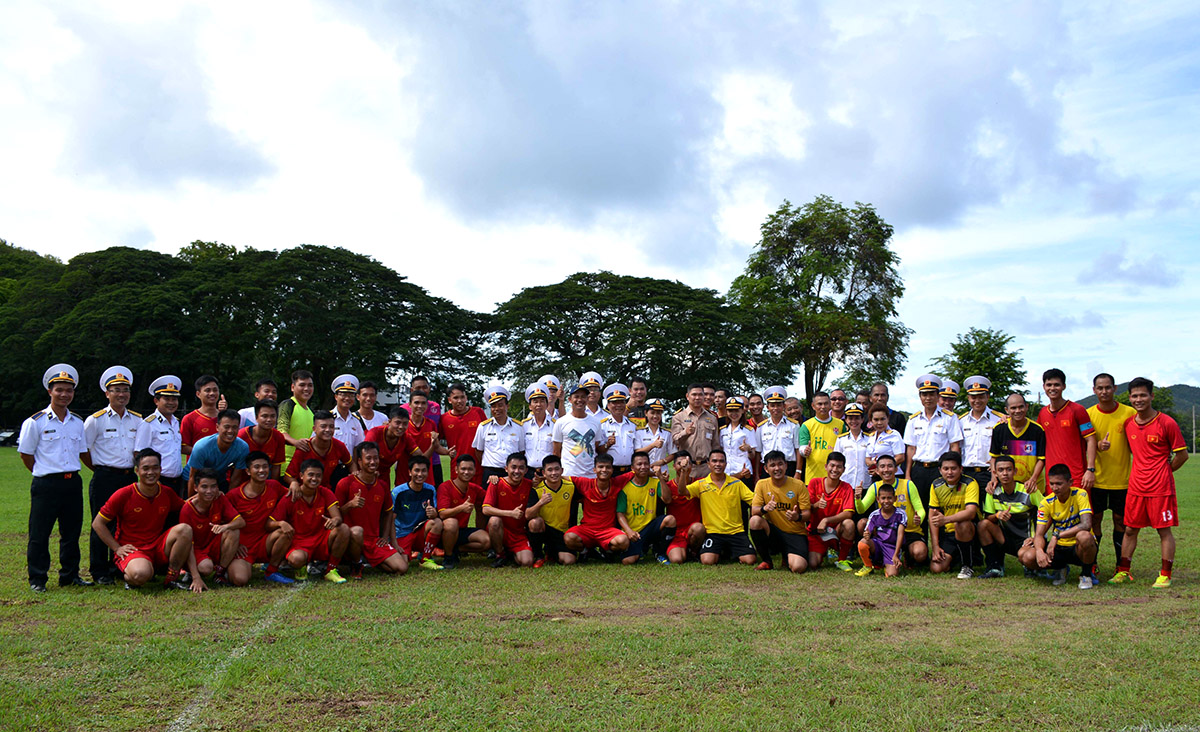 Giao hữu bóng đá giữa Học viện Hải quân và Bộ tư lệnh Căn cứ Sattahip