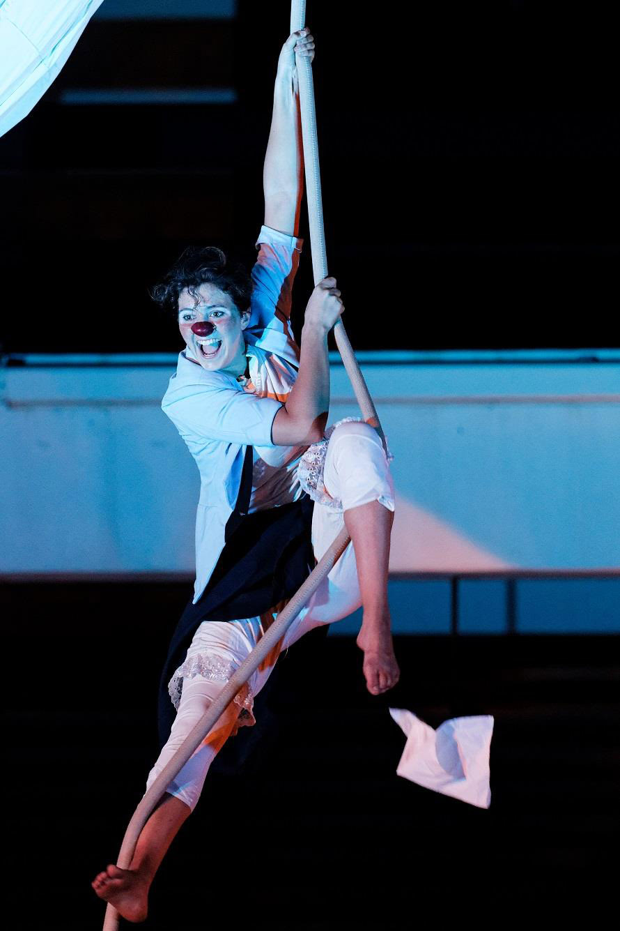 Trình diễn vở xiếc đương đại “Biển lặng gió!”