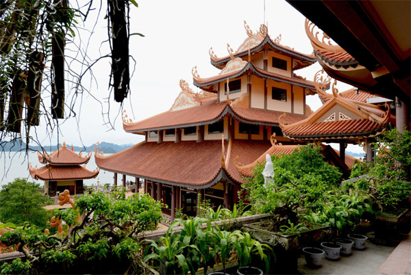 Điểm du lịch tâm linh bên bờ vịnh Bái Tử Long